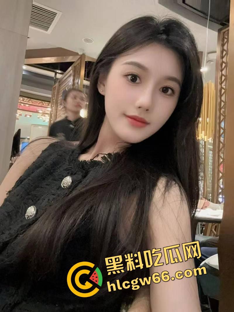 上海酒吧舔狗原形毕露，喝着喝着就脱女神鞋开始狂舔，舔得跟吃人参果一样，这舔法找条狗都得敬礼！-6