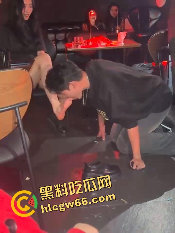 上海酒吧舔狗原形毕露，喝着喝着就脱女神鞋开始狂舔，舔得跟吃人参果一样，这舔法找条狗都得敬礼！-8