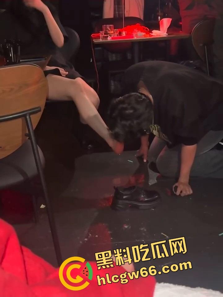 上海酒吧舔狗原形毕露，喝着喝着就脱女神鞋开始狂舔，舔得跟吃人参果一样，这舔法找条狗都得敬礼！-10