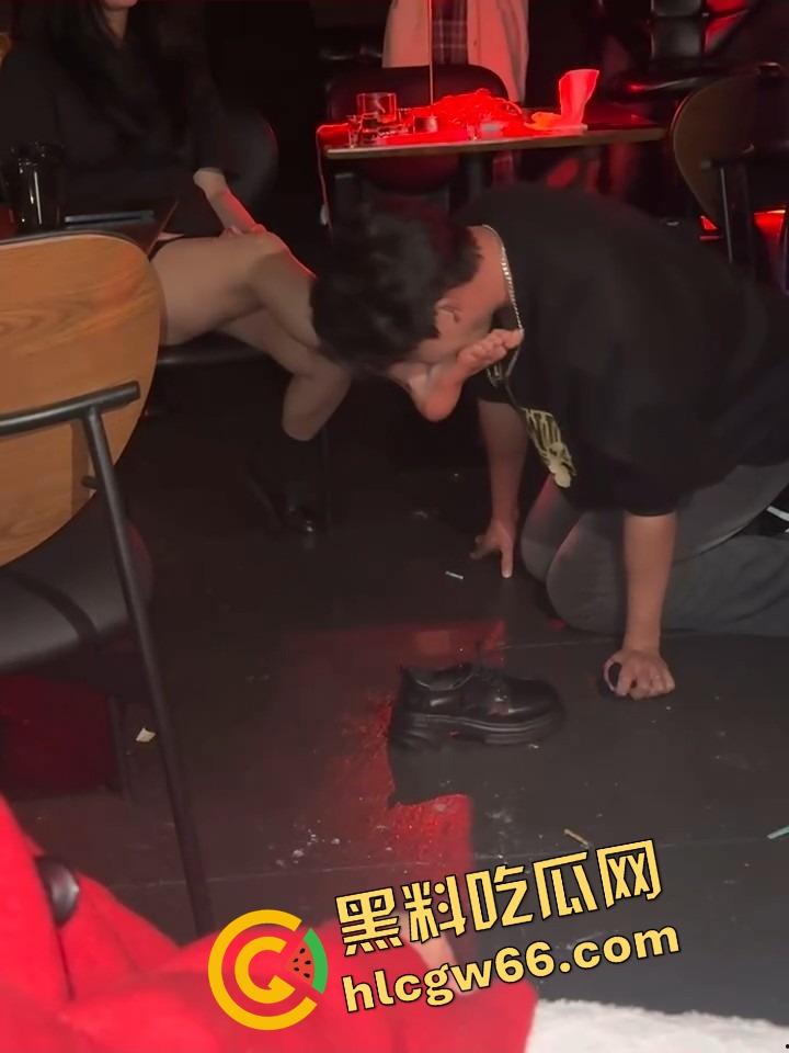 上海酒吧舔狗原形毕露，喝着喝着就脱女神鞋开始狂舔，舔得跟吃人参果一样，这舔法找条狗都得敬礼！-11