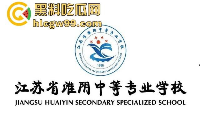 校园大瓜！江苏淮阴中专教室走廊大胆吃鸡，直接无视众人专心跪舔，现在的学生真的大胆！-1