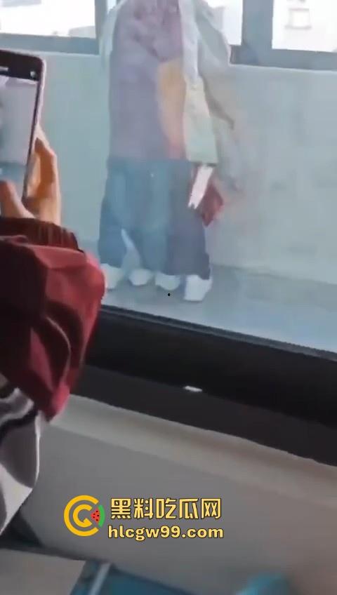 校园大瓜！江苏淮阴中专教室走廊大胆吃鸡，直接无视众人专心跪舔，现在的学生真的大胆！-5