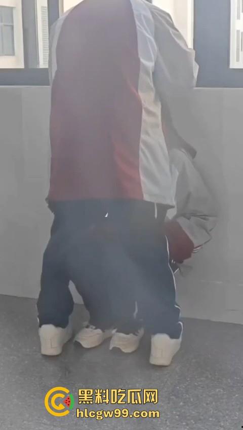 校园大瓜！江苏淮阴中专教室走廊大胆吃鸡，直接无视众人专心跪舔，现在的学生真的大胆！-8