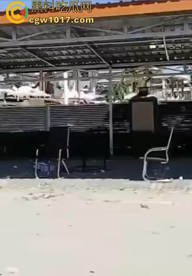 柬埔寨KK园区被血洗清剿！内部实拍曝光：牢笼、血迹、遗留手机触目惊心！-1