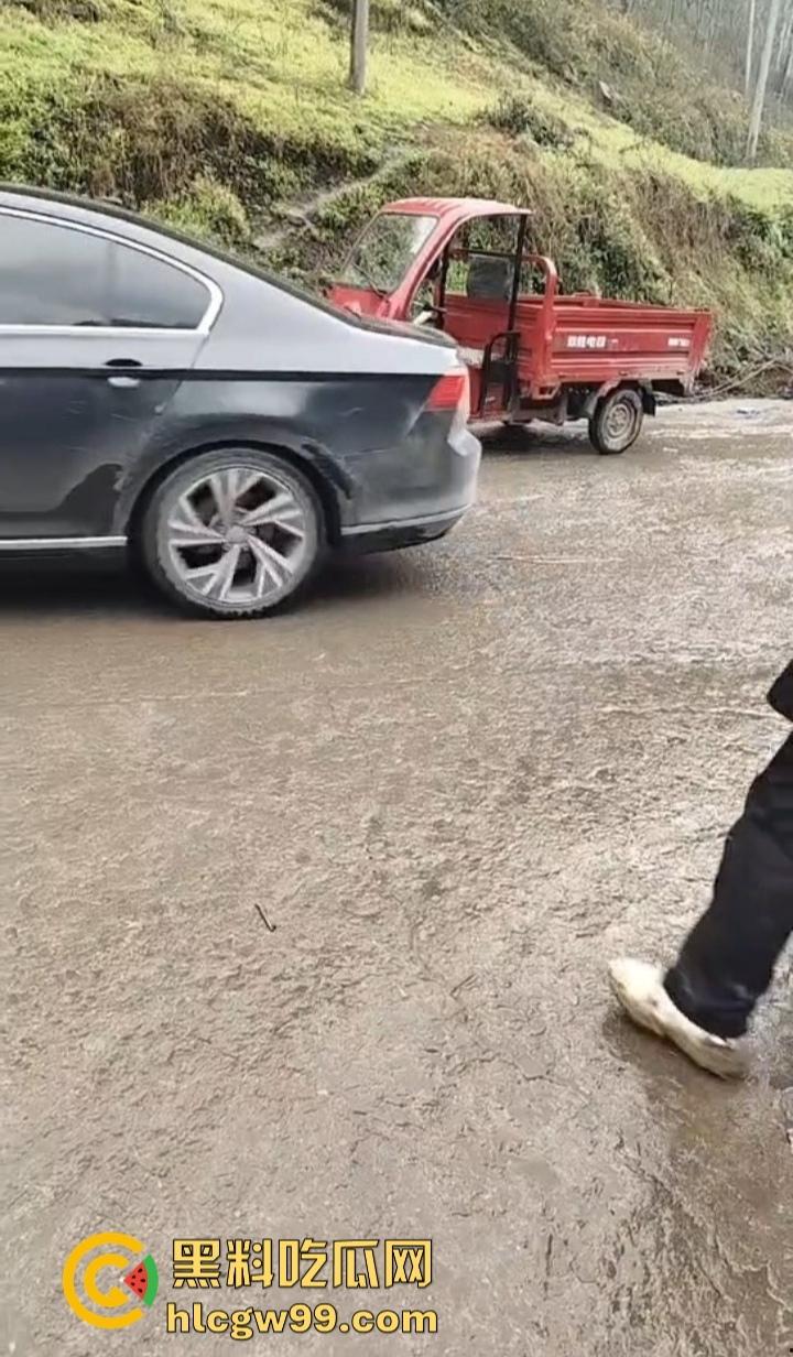 四川宜宾筠连县突发山体滑坡 多间民房瞬间被吞噬 人员被埋 官兵火速展开紧急救援!-2