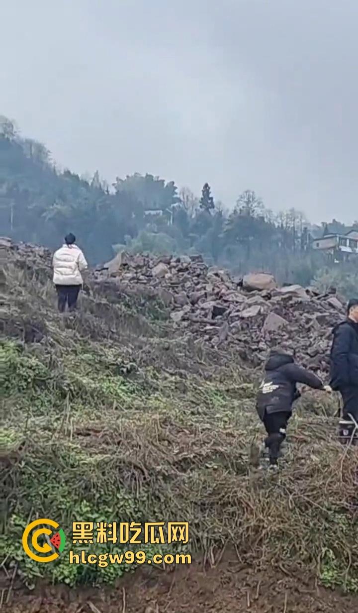 四川宜宾筠连县突发山体滑坡 多间民房瞬间被吞噬 人员被埋 官兵火速展开紧急救援!-4