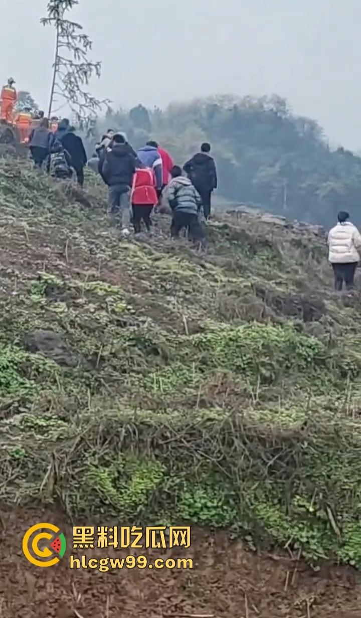 四川宜宾筠连县突发山体滑坡 多间民房瞬间被吞噬 人员被埋 官兵火速展开紧急救援!-5