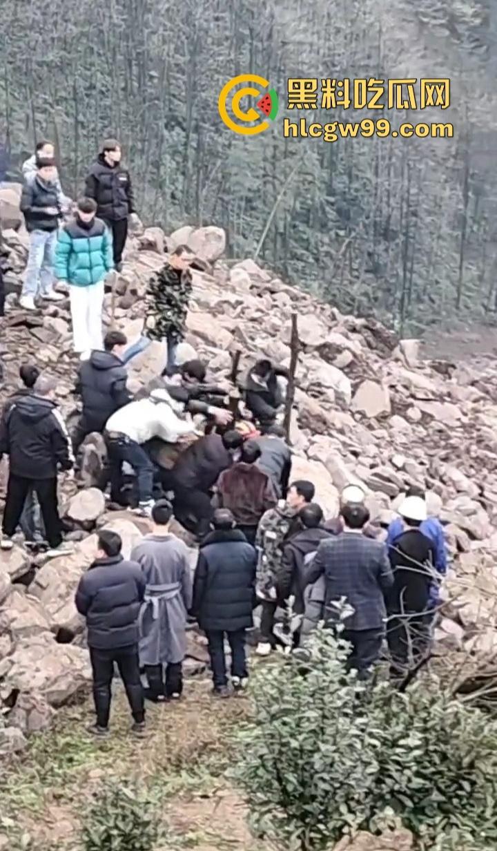 四川宜宾筠连县突发山体滑坡 多间民房瞬间被吞噬 人员被埋 官兵火速展开紧急救援!-6