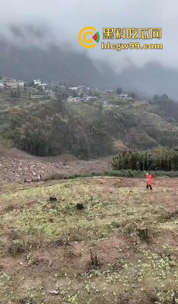 四川宜宾筠连县突发山体滑坡 多间民房瞬间被吞噬 人员被埋 官兵火速展开紧急救援!-7