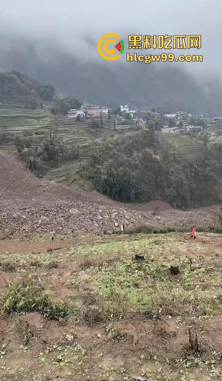 四川宜宾筠连县突发山体滑坡 多间民房瞬间被吞噬 人员被埋 官兵火速展开紧急救援!-8