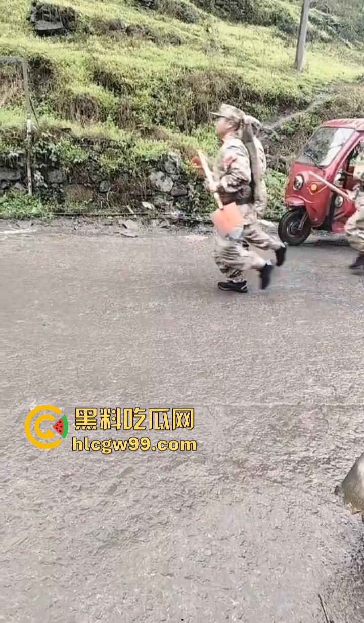 四川宜宾筠连县突发山体滑坡 多间民房瞬间被吞噬 人员被埋 官兵火速展开紧急救援!-9