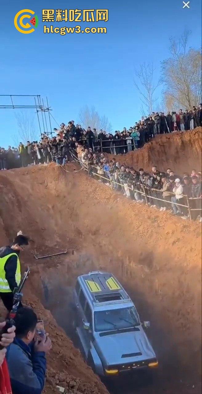 山西晋城越野翻车名场面!女子开着坦克300狂装逼,跳舞得瑟不过瘾,下一秒翻车卡得爬不出来!-2