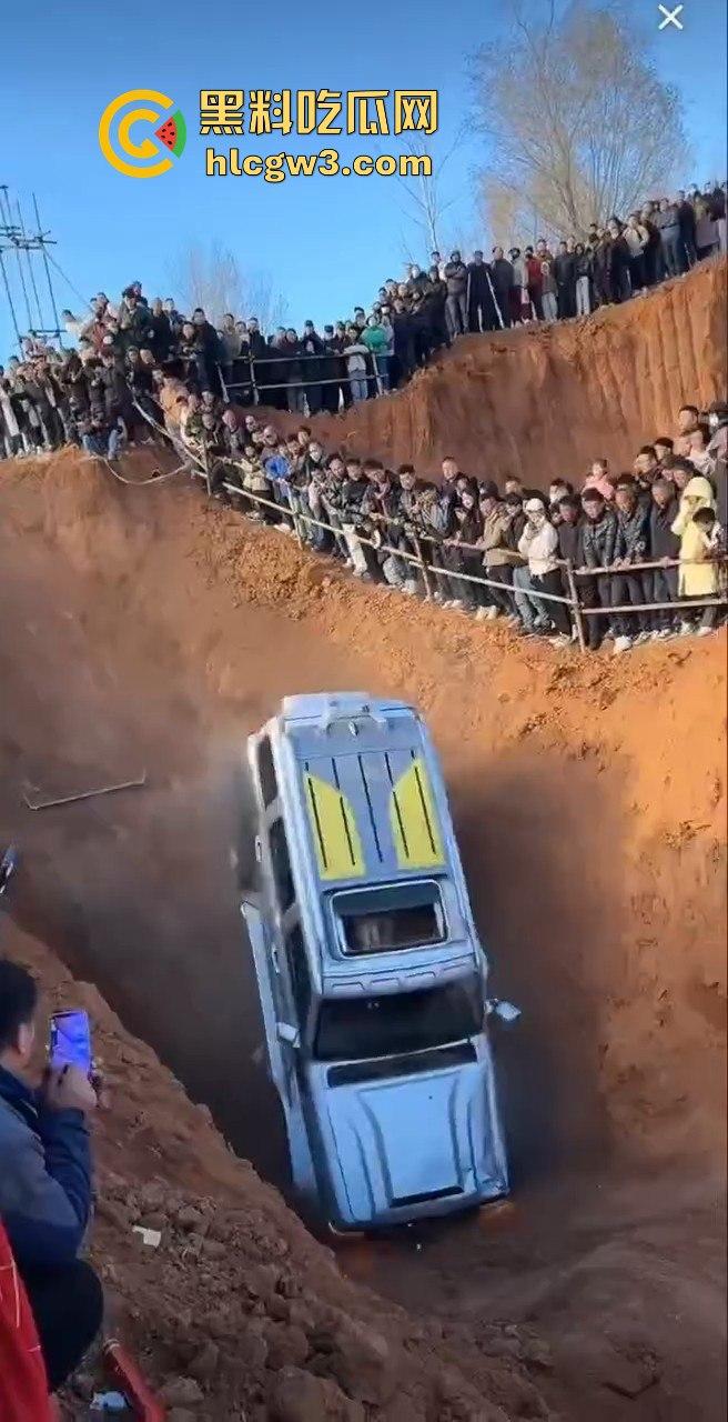 山西晋城越野翻车名场面!女子开着坦克300狂装逼,跳舞得瑟不过瘾,下一秒翻车卡得爬不出来!-3