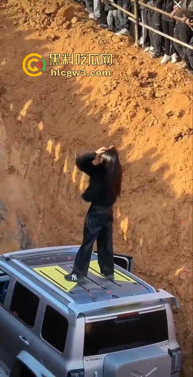 山西晋城越野翻车名场面!女子开着坦克300狂装逼,跳舞得瑟不过瘾,下一秒翻车卡得爬不出来!-4