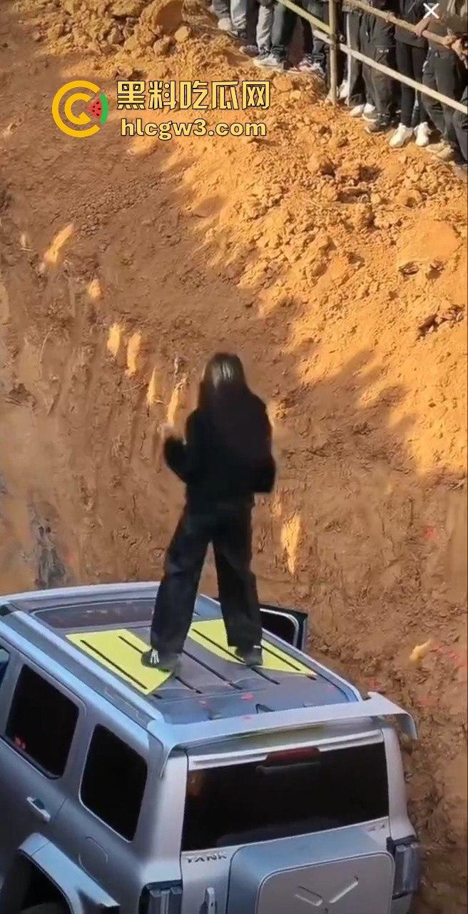 山西晋城越野翻车名场面!女子开着坦克300狂装逼,跳舞得瑟不过瘾,下一秒翻车卡得爬不出来!-5