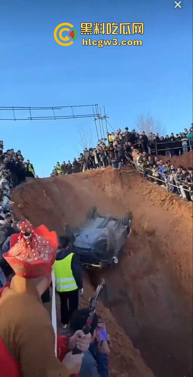 山西晋城越野翻车名场面!女子开着坦克300狂装逼,跳舞得瑟不过瘾,下一秒翻车卡得爬不出来!-6