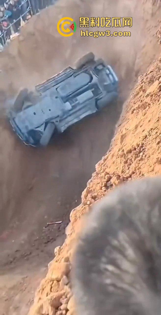 山西晋城越野翻车名场面!女子开着坦克300狂装逼,跳舞得瑟不过瘾,下一秒翻车卡得爬不出来!-8