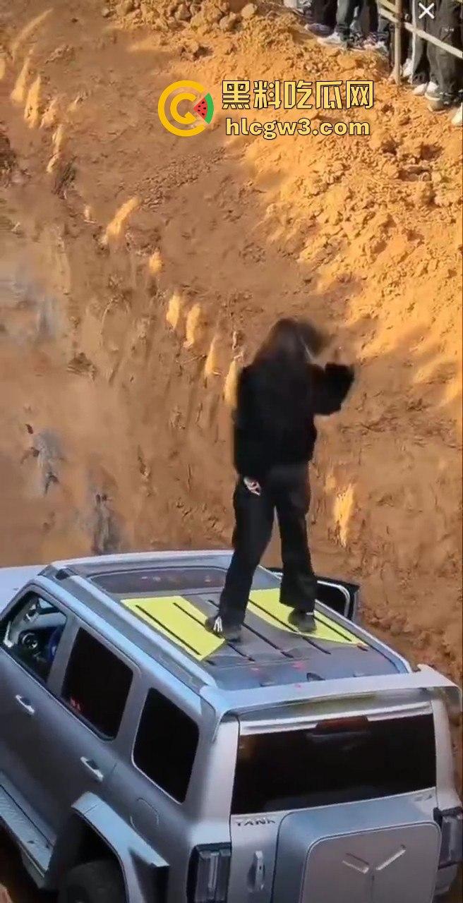 山西晋城越野翻车名场面!女子开着坦克300狂装逼,跳舞得瑟不过瘾,下一秒翻车卡得爬不出来!-9
