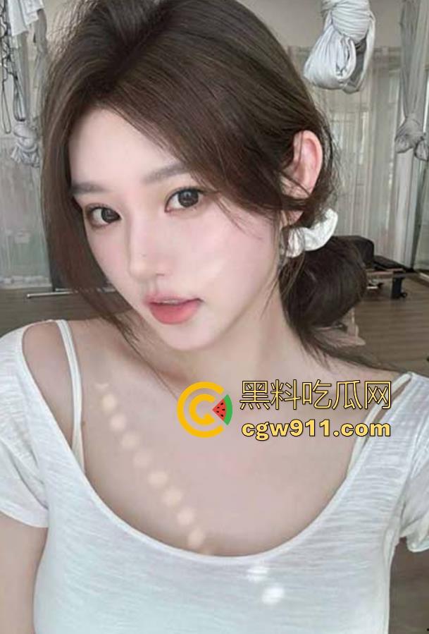 撕烂姐姐的丝袜猛吸她的嫩穴,把鸡扒强行塞入她的嘴,这小母狗简直是天生尤物炮架子!-2