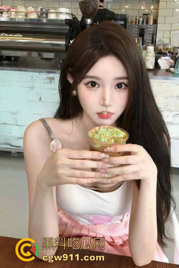 撕烂姐姐的丝袜猛吸她的嫩穴,把鸡扒强行塞入她的嘴,这小母狗简直是天生尤物炮架子!-3