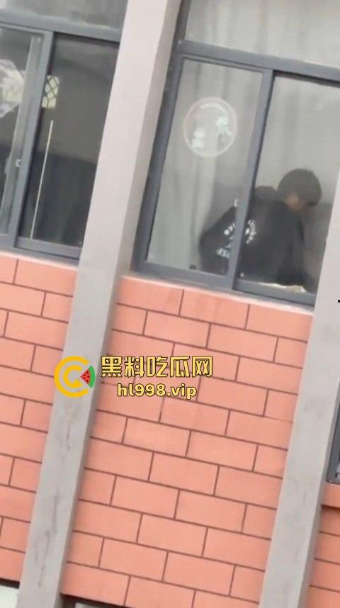 宁波三中小情侣教室帘后偷情！男友午休抓紧时间快枪上阵，被对面拍个正着！-5