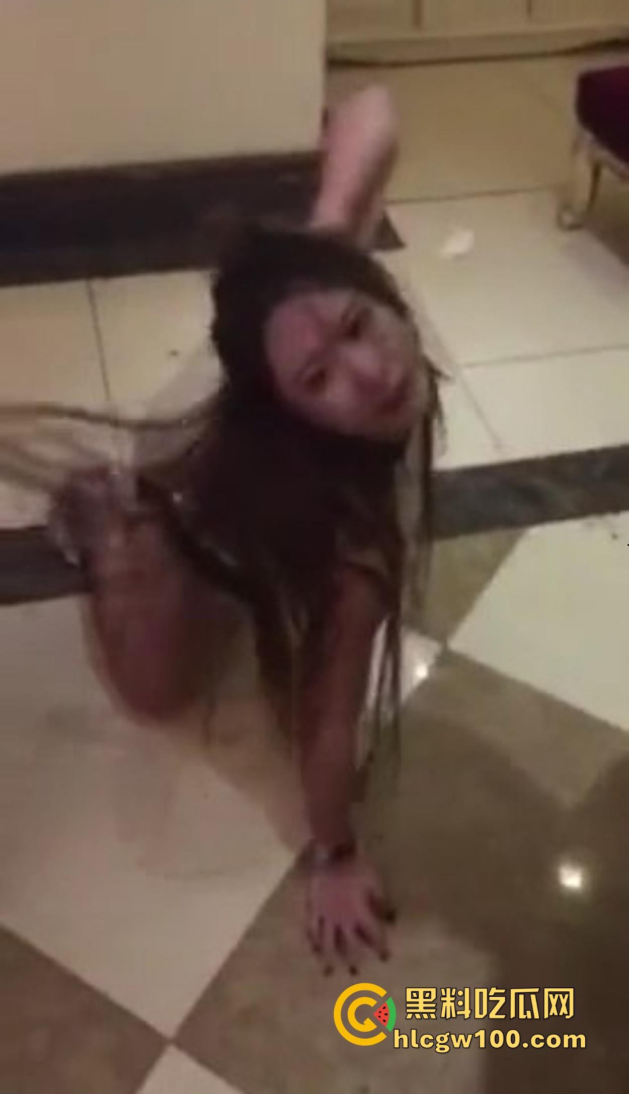 河北精神小伙KTV玩疯,陪酒妹被当狗地下爬跪舔,嘴当B抽插全程卖力口活卖力吸到腿软,洗手间乱交结尾!-12