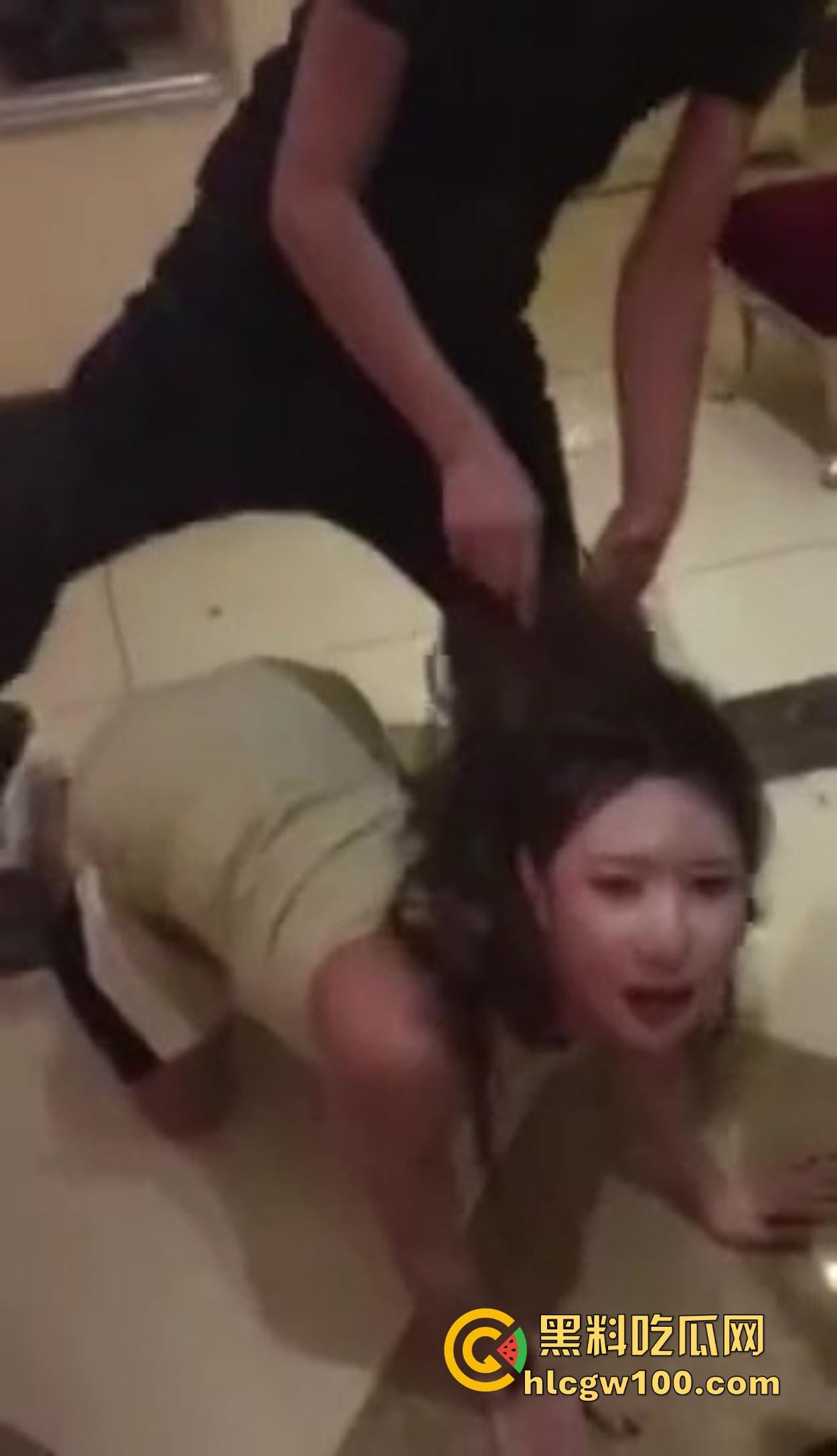 河北精神小伙KTV玩疯,陪酒妹被当狗地下爬跪舔,嘴当B抽插全程卖力口活卖力吸到腿软,洗手间乱交结尾!-13