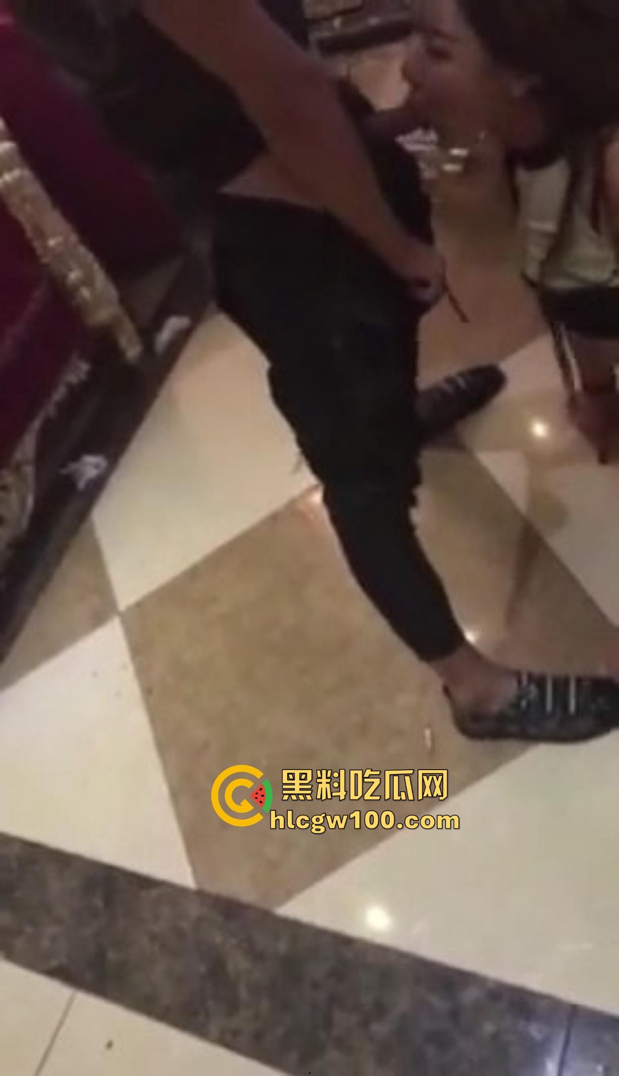 河北精神小伙KTV玩疯,陪酒妹被当狗地下爬跪舔,嘴当B抽插全程卖力口活卖力吸到腿软,洗手间乱交结尾!-15