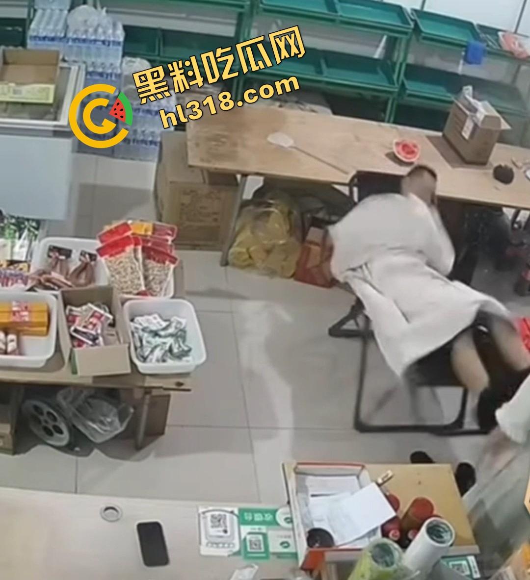 大白天门店打飞机被顾客撞见,店主骚到开着门撸管,顾客进门直接吓懵,这饥渴劲头是真服了!-6
