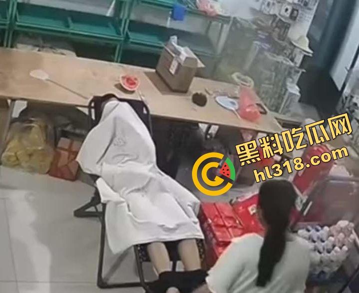 大白天门店打飞机被顾客撞见,店主骚到开着门撸管,顾客进门直接吓懵,这饥渴劲头是真服了!-12