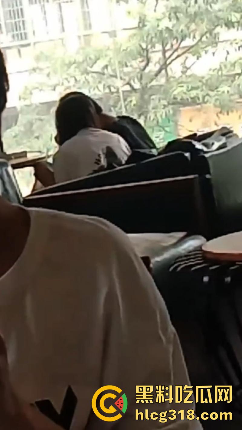 奶茶店偷情玩的就是刺激！广西玉林仙尼奶茶店，高冷校花女神【孙晓慧】，竟给陌生男子口交被曝光！-4