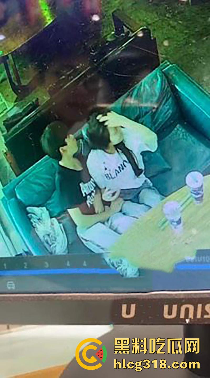 奶茶店偷情玩的就是刺激！广西玉林仙尼奶茶店，高冷校花女神【孙晓慧】，竟给陌生男子口交被曝光！-9