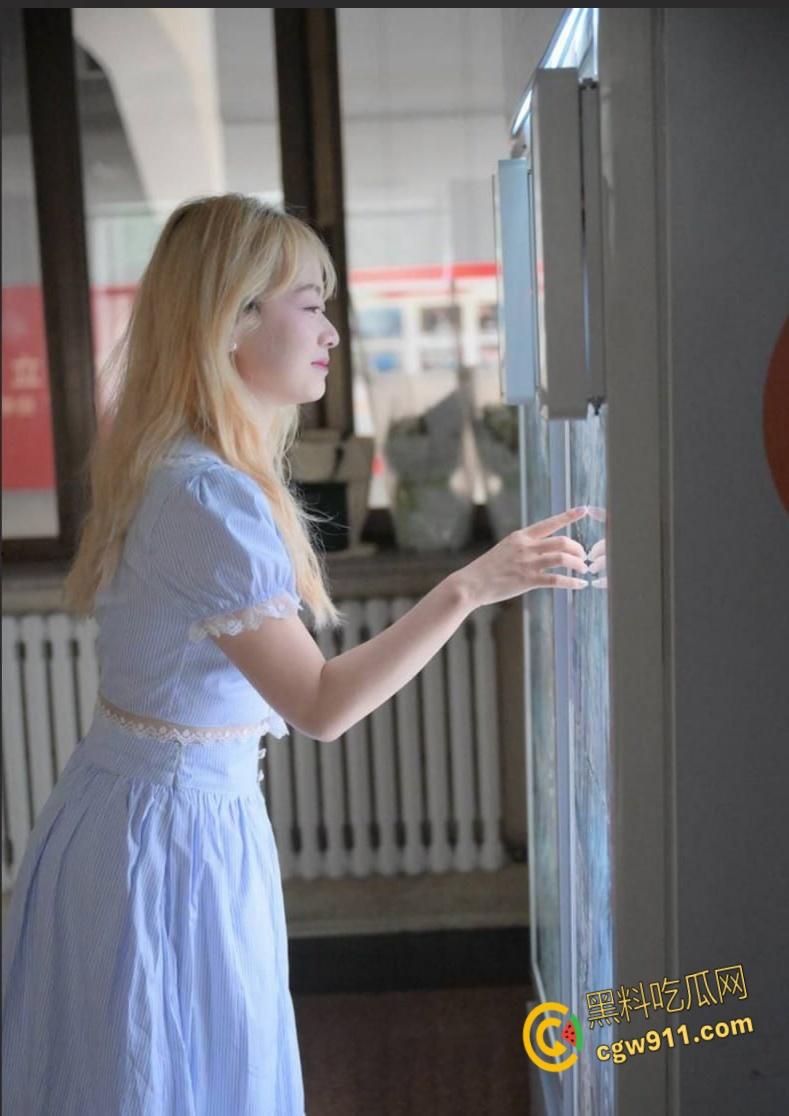 郑州经贸大学【刘彤彤】， 高颜值极品身材，穿上情趣内衣对镜口交，被金主包养当母狗，反差感十足！-2