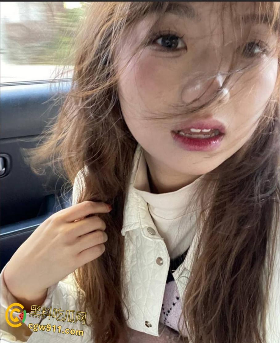 郑州经贸大学【刘彤彤】， 高颜值极品身材，穿上情趣内衣对镜口交，被金主包养当母狗，反差感十足！-3