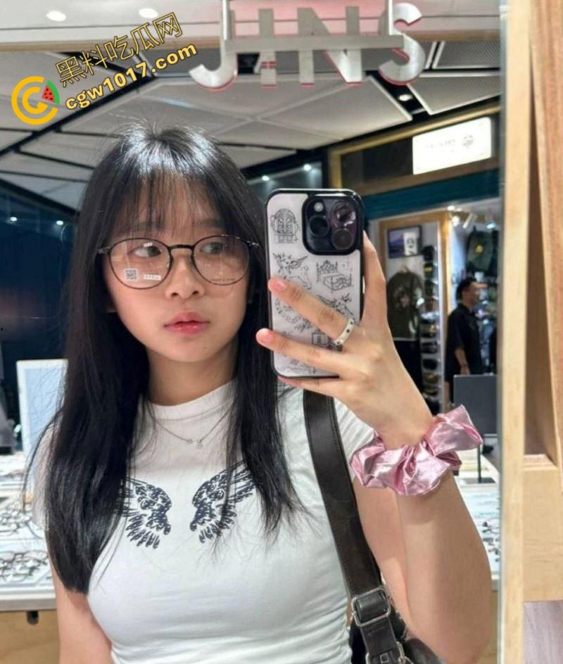 广西大学奇耻大辱!清纯校花【杨昕怡】激情性爱曝光:JK制服撩裙深喉互动,美乳晃荡挑逗连连!-1