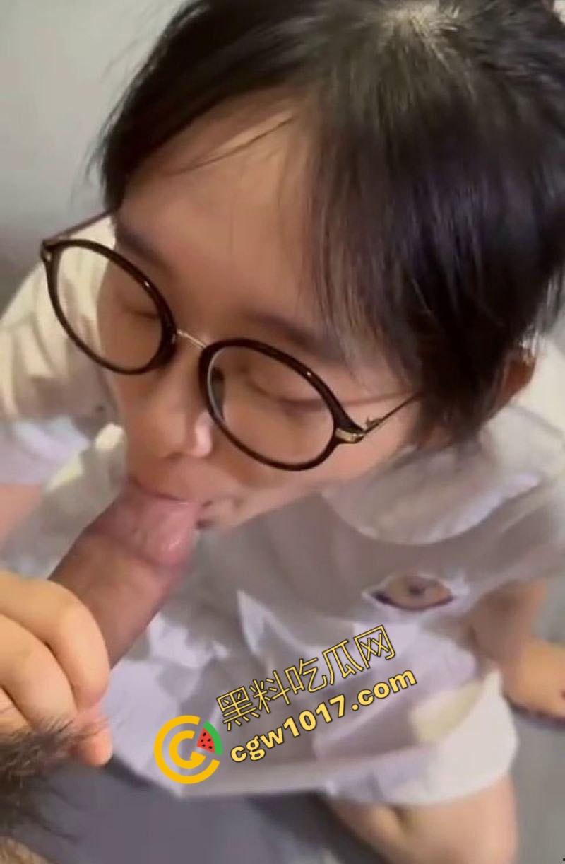 广西大学奇耻大辱!清纯校花【杨昕怡】激情性爱曝光:JK制服撩裙深喉互动,美乳晃荡挑逗连连!-6