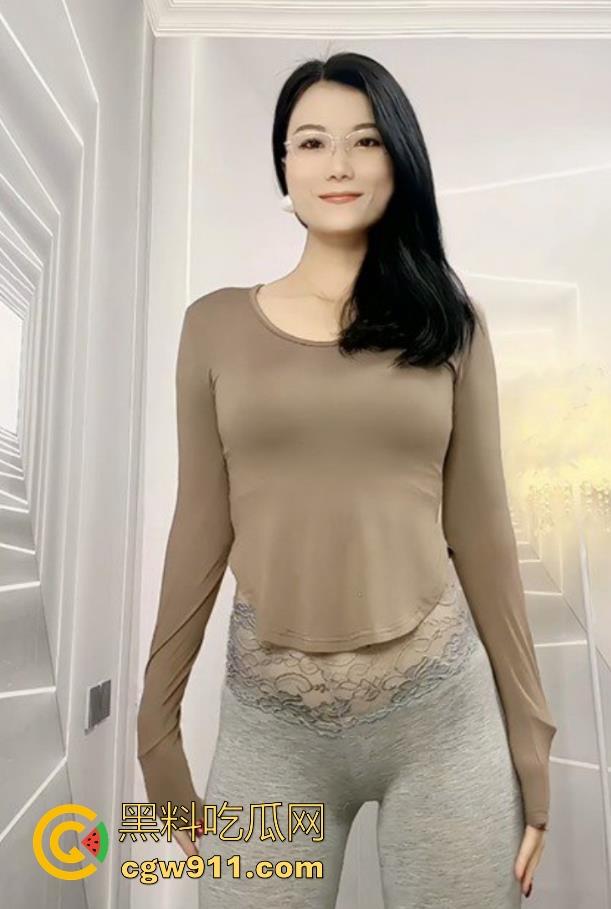 快手御姐网红【冷美人】私密视频曝光!一字马露穴啪啪稀缺福利,比基尼高跟性感满分,这身材真的爱了!-2