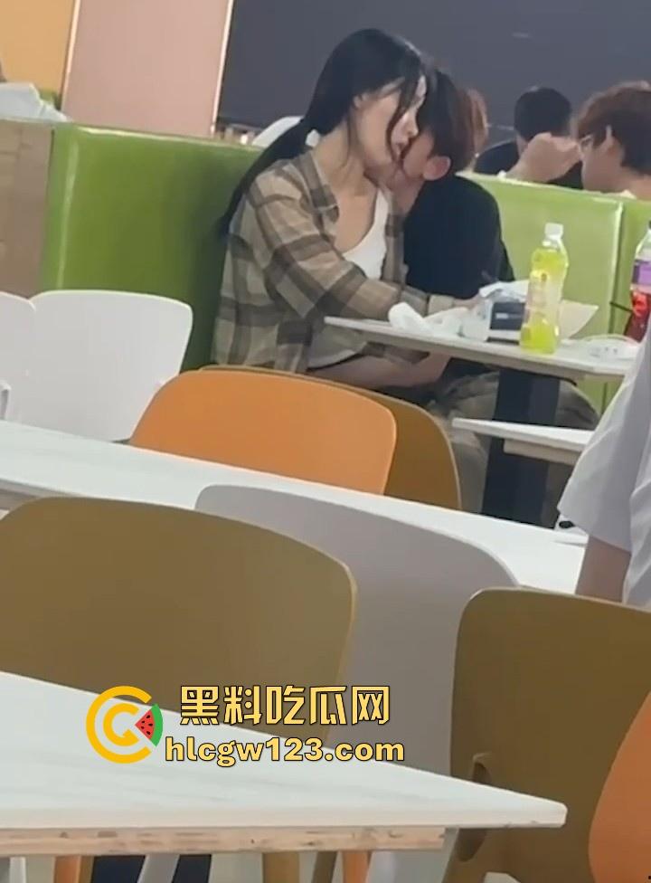 吉林建筑大学材料学院 情侣食堂上演辣眼戏码 女友大胆帮男友导管 被网友们扒出正面真容!-3