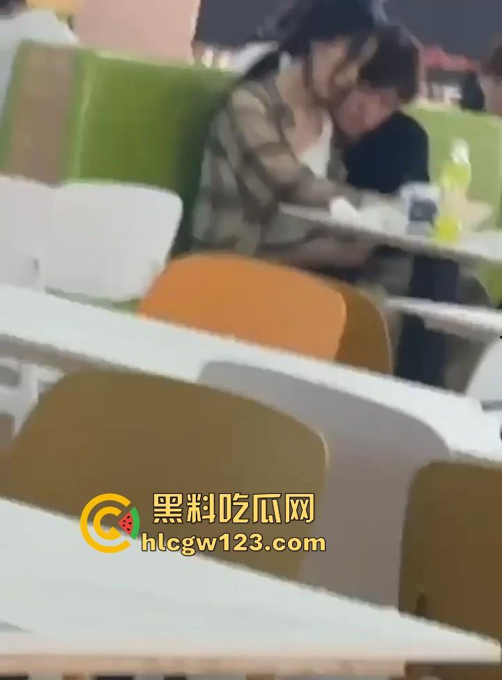 吉林建筑大学材料学院 情侣食堂上演辣眼戏码 女友大胆帮男友导管 被网友们扒出正面真容!-6