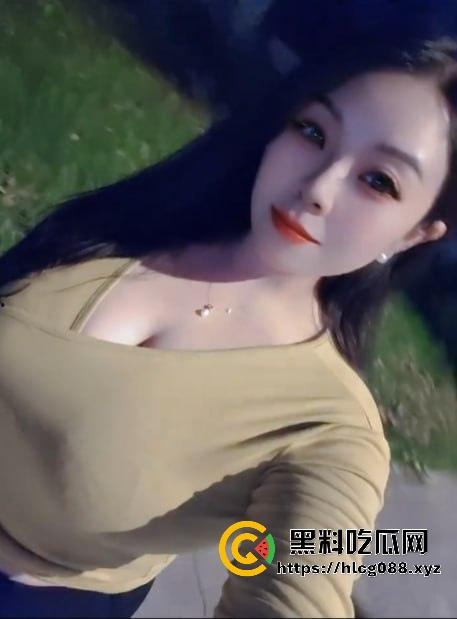 浙江少妇【影子buff】反差母狗私拍猛料炸街,2月最新定制片抖音卖得满地骚,加个好友私聊就甩微信开干!-9