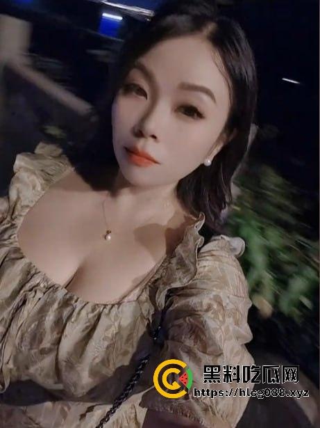 浙江少妇【影子buff】反差母狗私拍猛料炸街,2月最新定制片抖音卖得满地骚,加个好友私聊就甩微信开干!-11