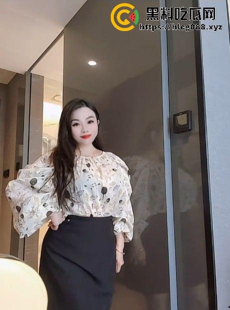 浙江少妇【影子buff】反差母狗私拍猛料炸街,2月最新定制片抖音卖得满地骚,加个好友私聊就甩微信开干!-15