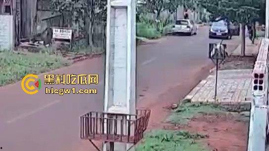 死侍附体的墨西哥硬汉！被车撞又挨两枪屁事没有，AK卡膛气得杀手怀疑人生，简直把杀手心态直接崩了！-3