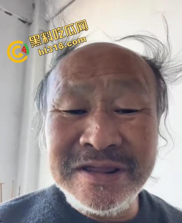 老变态厕所偷看逼被偷拍，还搁那死盯着不走，鸟为食亡，人为逼死，这才是真正的老兵不死！-1