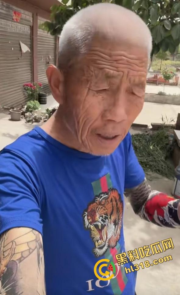 老变态厕所偷看逼被偷拍，还搁那死盯着不走，鸟为食亡，人为逼死，这才是真正的老兵不死！-4