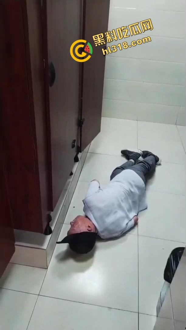 老变态厕所偷看逼被偷拍，还搁那死盯着不走，鸟为食亡，人为逼死，这才是真正的老兵不死！-9