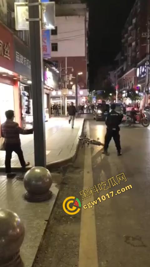 广州大街惊魂时刻：男子持刀疯狂输出，警察无奈拔枪射击，鲜血四溅，万人围观，刀客终于倒下！-1