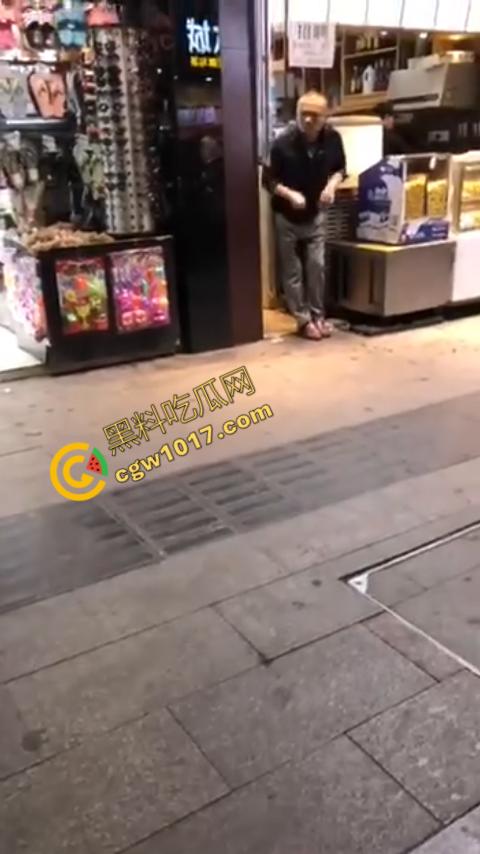 广州大街惊魂时刻：男子持刀疯狂输出，警察无奈拔枪射击，鲜血四溅，万人围观，刀客终于倒下！-3