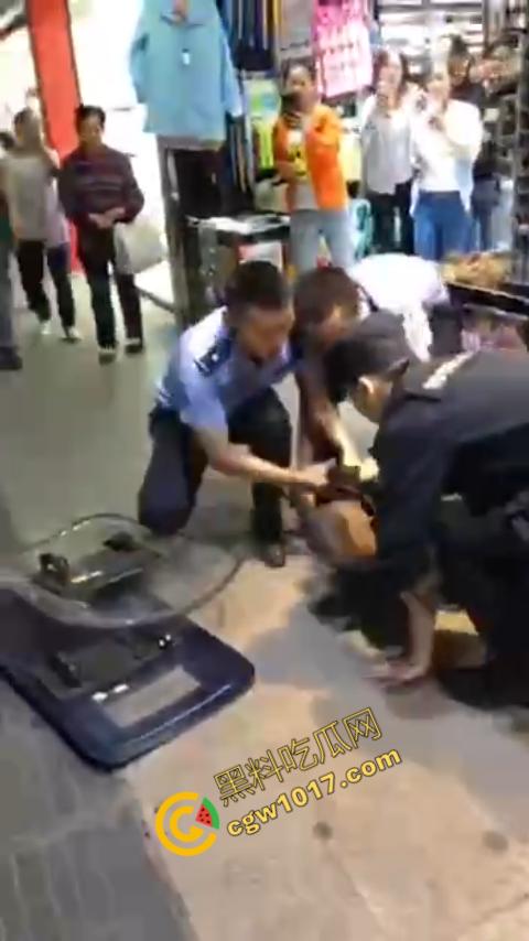 广州大街惊魂时刻：男子持刀疯狂输出，警察无奈拔枪射击，鲜血四溅，万人围观，刀客终于倒下！-8