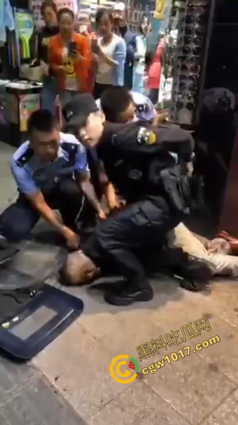 广州大街惊魂时刻：男子持刀疯狂输出，警察无奈拔枪射击，鲜血四溅，万人围观，刀客终于倒下！-9